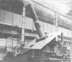 305mm howitzer M1915 with the gun shield